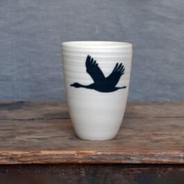 Ein Bild eines Bechers von Julia Winter Porzellan, Keramik und Malerei in Glindow, Keramische Werkstätten Glindow, Keramik & KulturGUT Glindow 