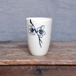 Ein Bild eines Bechers von Julia Winter Porzellan, Keramik und Malerei in Glindow, Keramische Werkstätten Glindow, Keramik & KulturGUT Glindow 