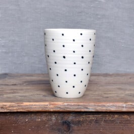 Ein Bild eines Bechers von Julia Winter Porzellan, Keramik und Malerei in Glindow, Keramische Werkstätten Glindow, Keramik & KulturGUT Glindow 