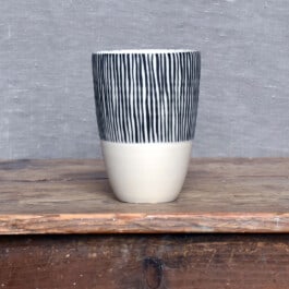 Ein Bild eines Bechers von Julia Winter Porzellan, Keramik und Malerei in Glindow, Keramische Werkstätten Glindow, Keramik & KulturGUT Glindow 