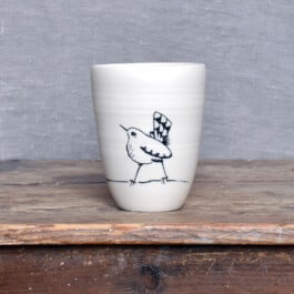 Ein Bild eines Bechers von Julia Winter Porzellan, Keramik und Malerei in Glindow, Keramische Werkstätten Glindow, Keramik & KulturGUT Glindow 